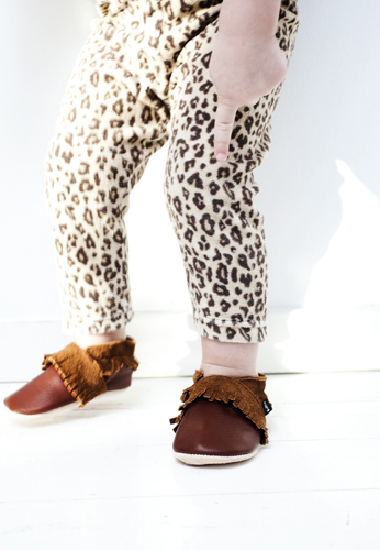 child_with_indian_slippers